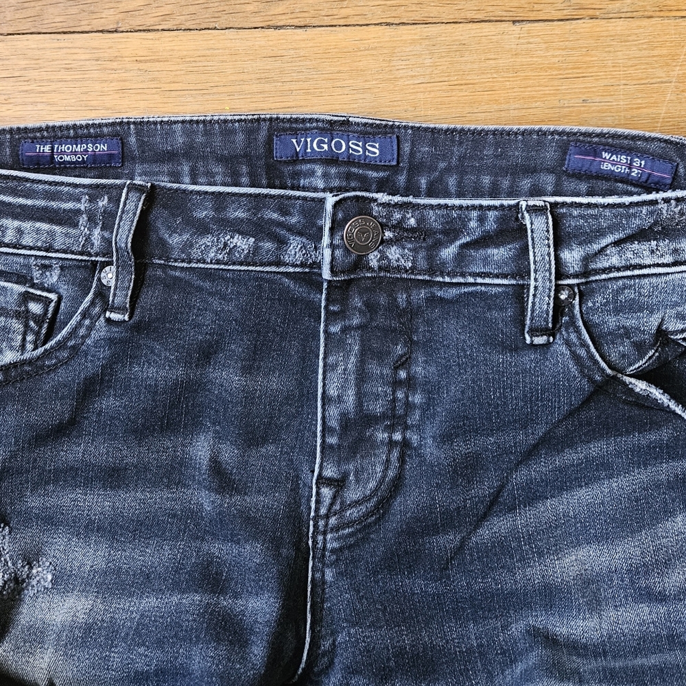 Women's black Vigoss cropped Thompson Tomboy fit jeans. Size 31×27, cropped.